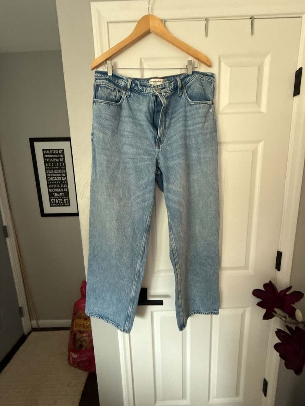 Abercrombie & Fitch The Loose High Rise Size 33/16R Light Wash Denim